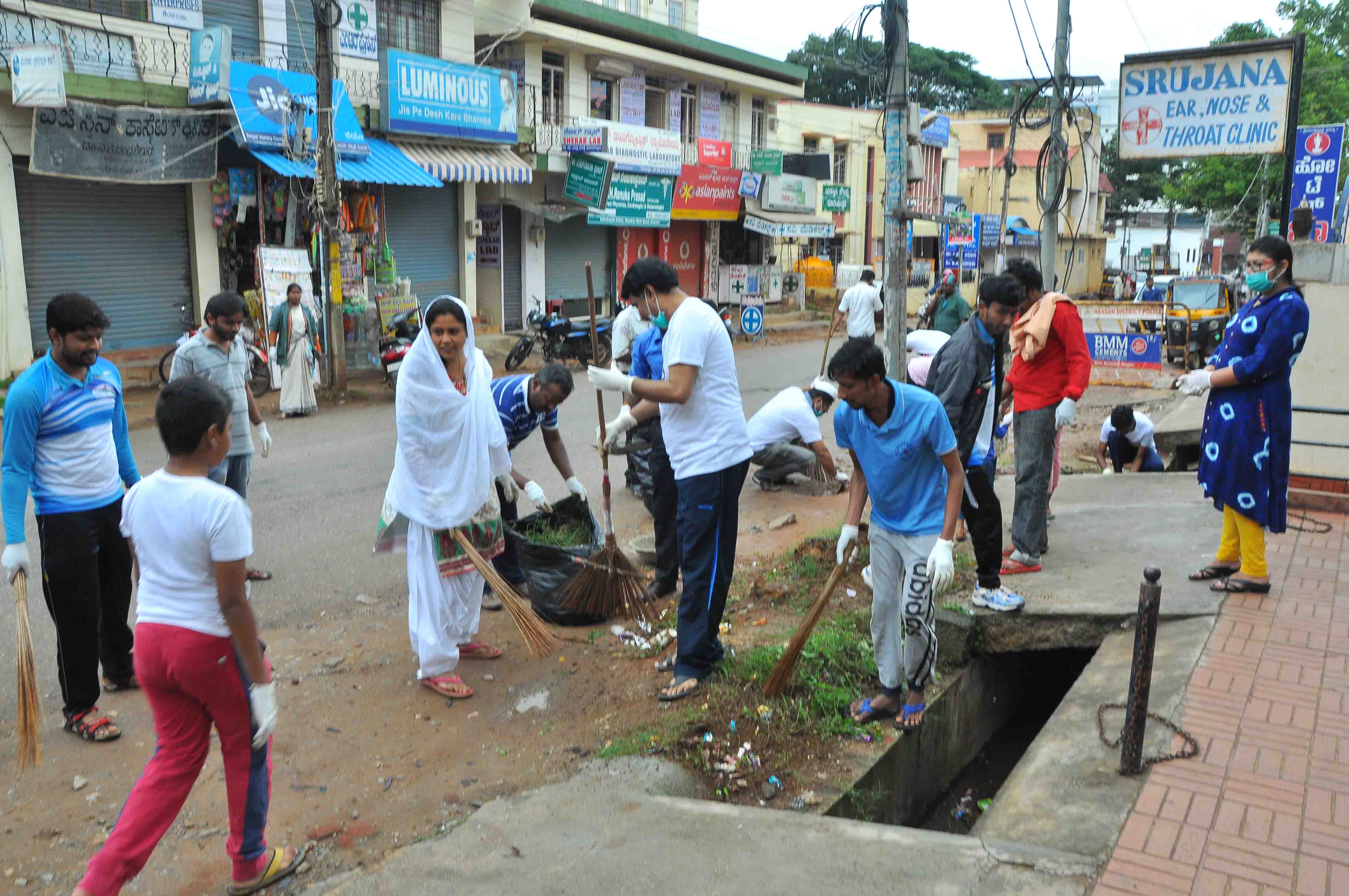 ಹಾಸನ : ಜನಪ್ರಿಯ ಆಸ್ಪತ್ರೆ ವೈದ್ಯರು, ಸಿಬ್ಬಂದಿಯಿಂದ ನಗರ ಸ್ವಚ್ಛತೆ